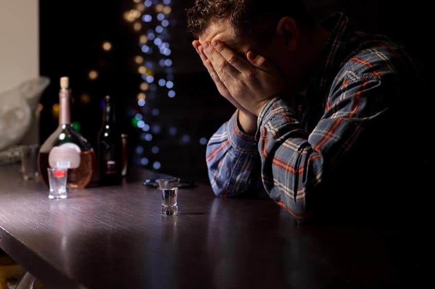 Jak objawia się alkoholizm? Niepowszechne oznaki świadczące o problemie