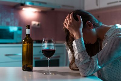 Alkoholizm u kobiet – czym się wyróżnia?